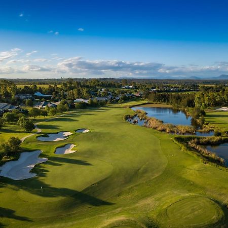 Chateau Elan At The Vintage Pokolbin Exterior foto The 18th hole at The Lakes Golf Club