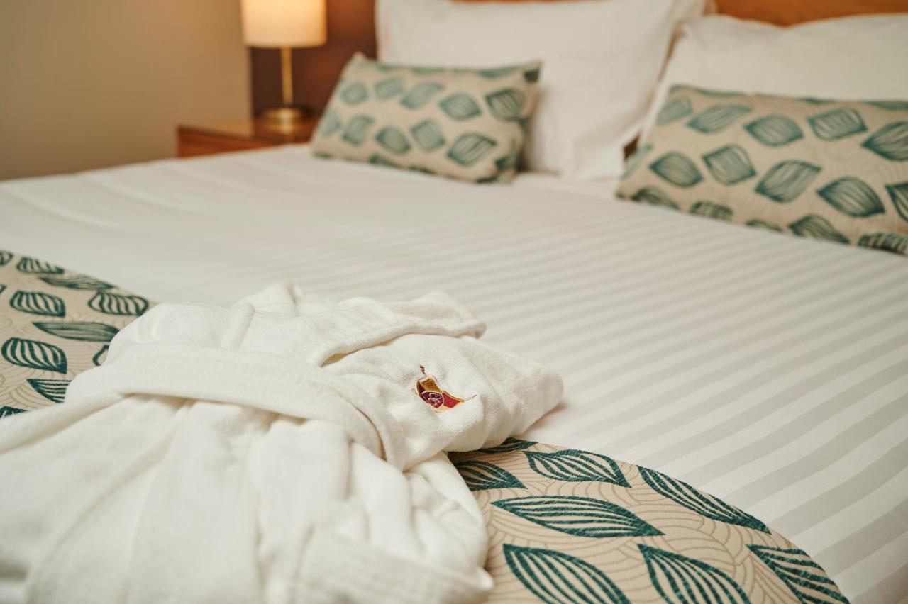 Chateau Elan At The Vintage Pokolbin Exterior foto A bathrobe on a bed