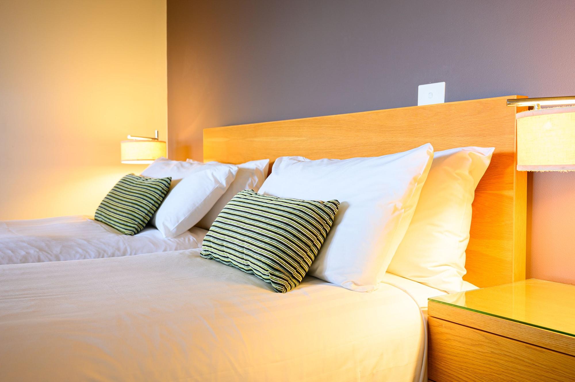 Chateau Elan At The Vintage Pokolbin Exterior foto A bed with pillows