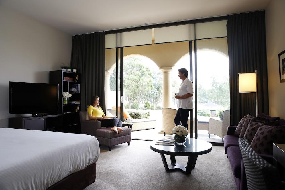 Chateau Elan At The Vintage Pokolbin Exterior foto A guest room at the hotel
