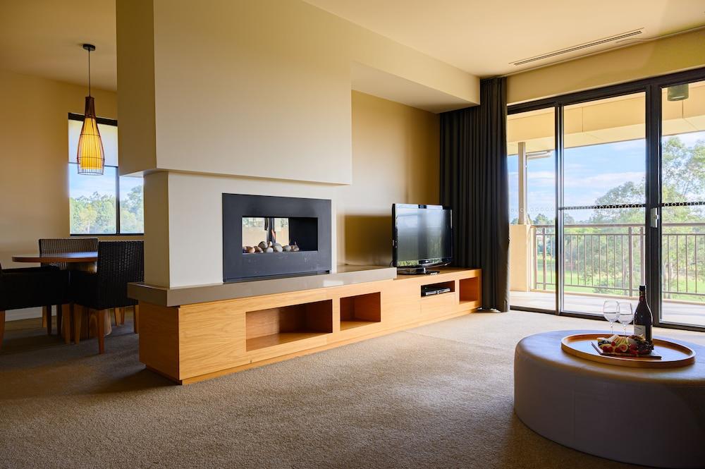 Chateau Elan At The Vintage Pokolbin Exterior foto A suite at the Peppers Springs Hotel