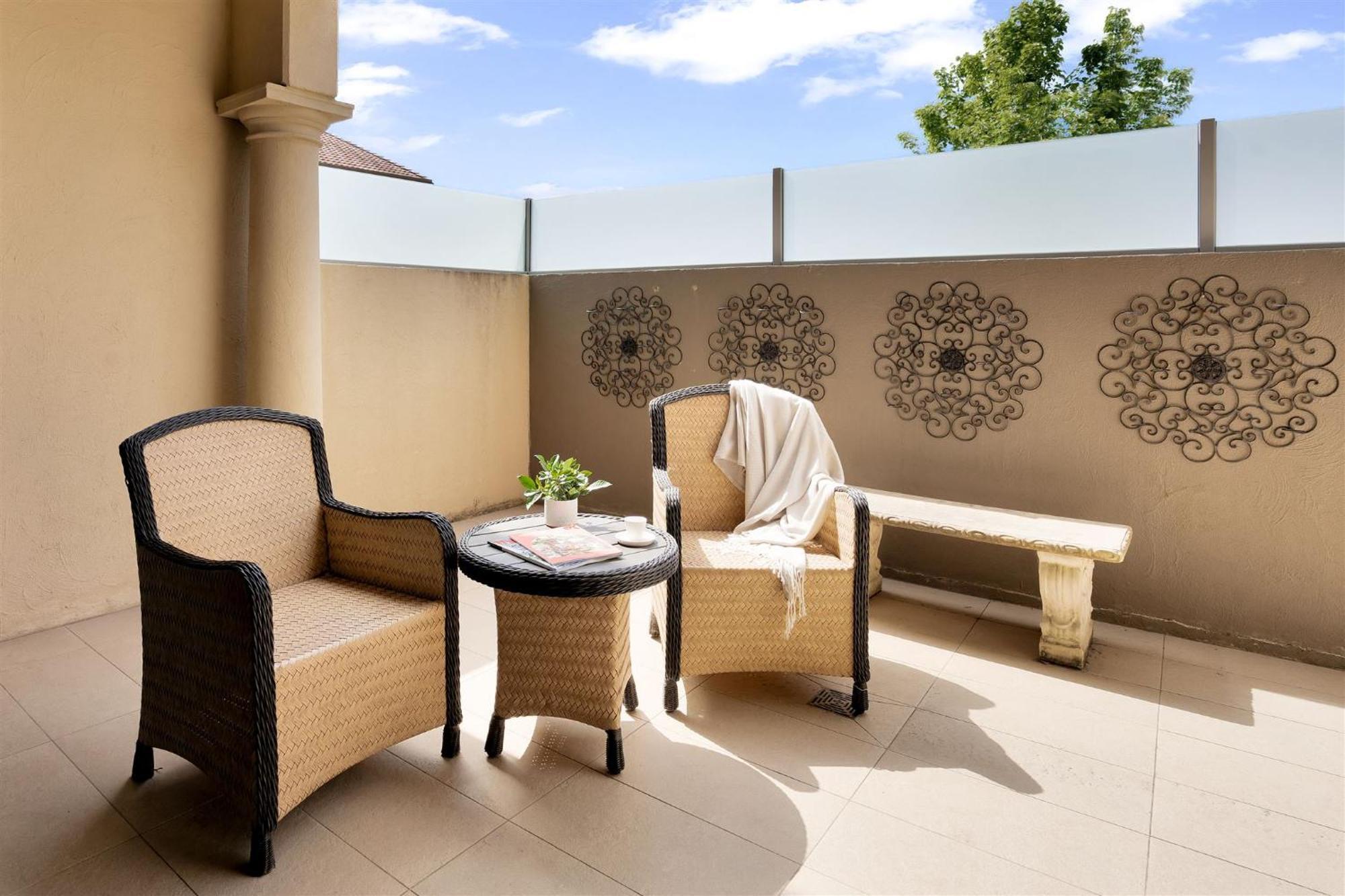 Chateau Elan At The Vintage Pokolbin Exterior foto A balcony at the hotel