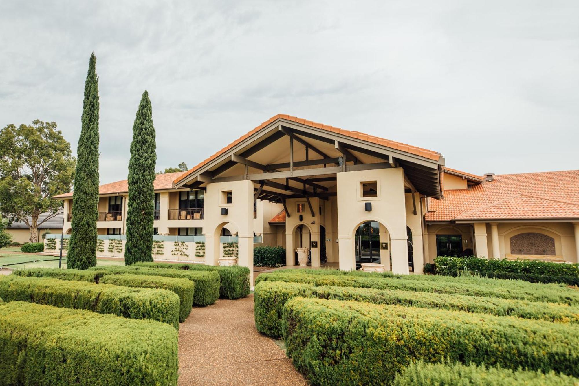 Chateau Elan At The Vintage Pokolbin Exterior foto Clubhouse at the Royal Perth Golf Club