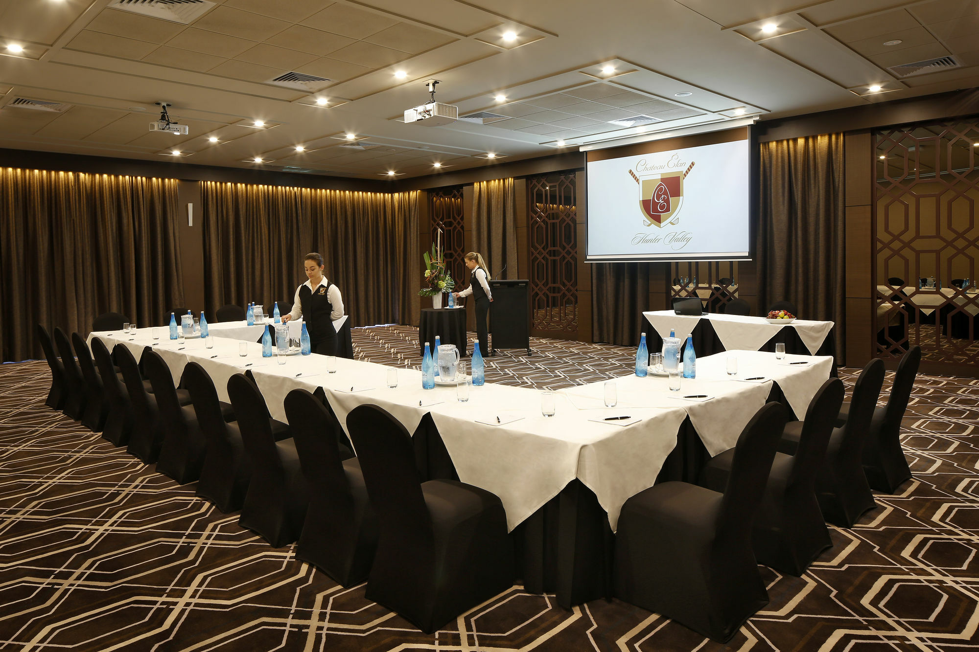 Chateau Elan At The Vintage Pokolbin Exterior foto A meeting room at the Crown Towers