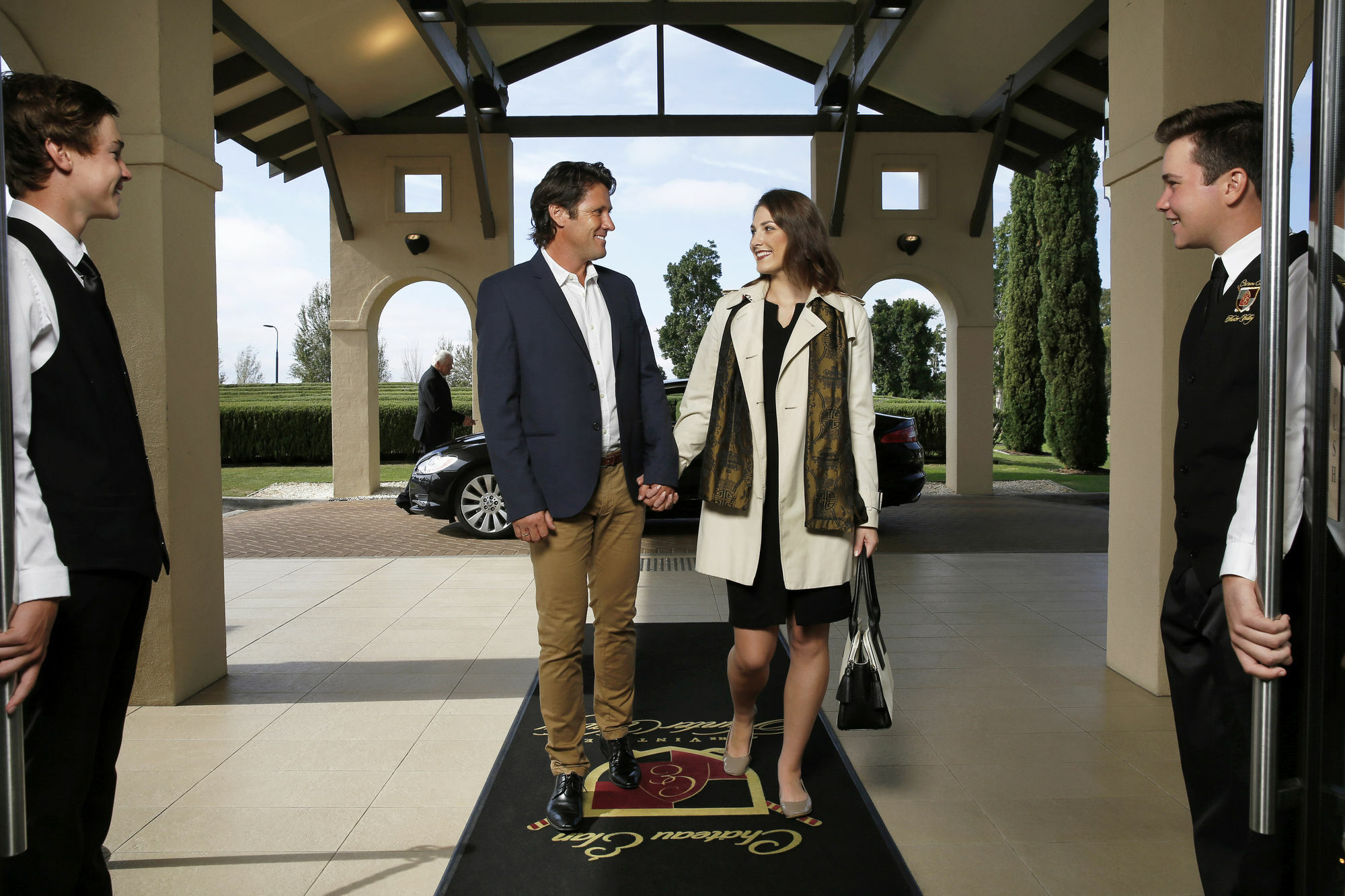 Chateau Elan At The Vintage Pokolbin Exterior foto A couple being greeted by a concierge